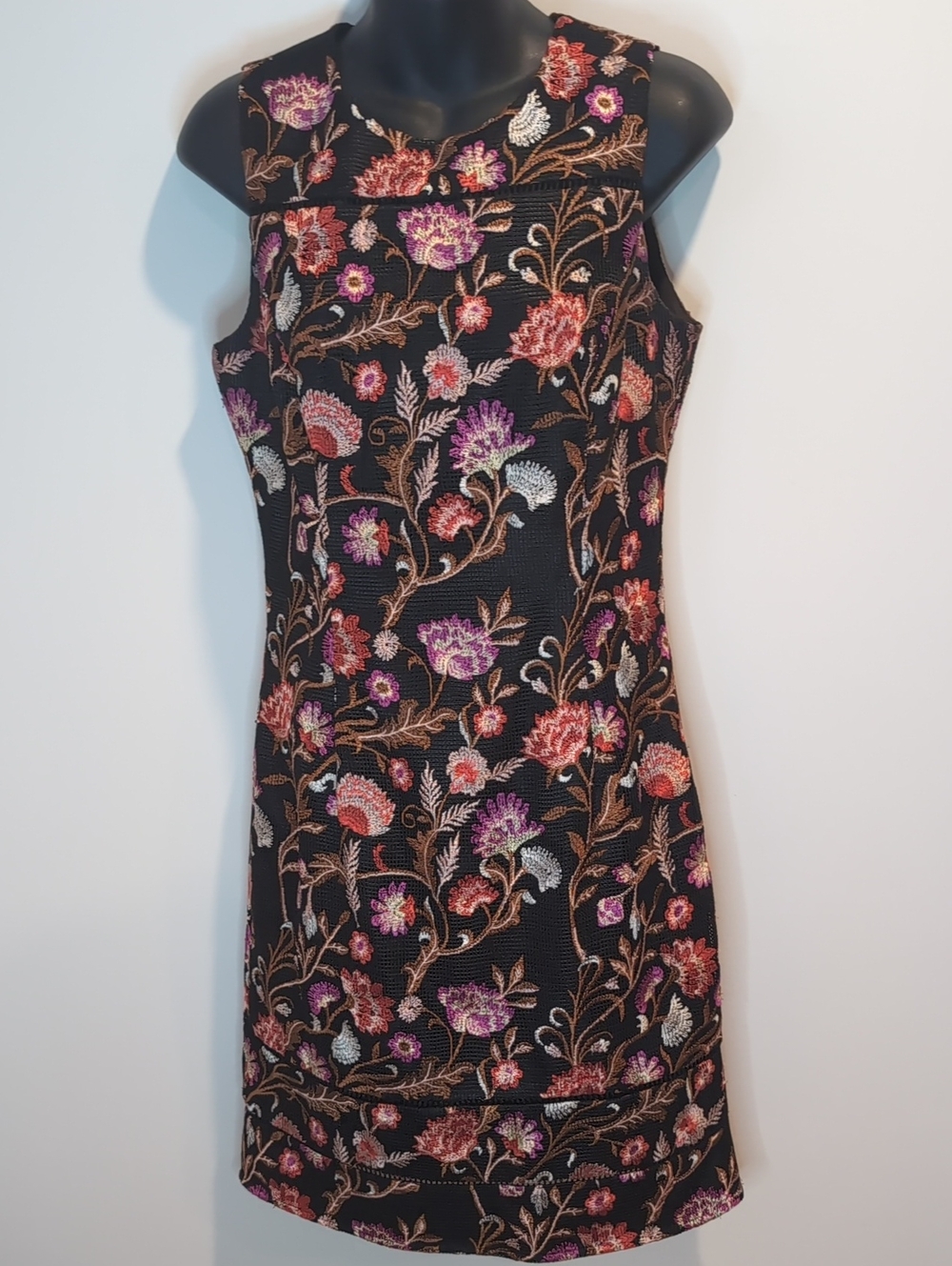 White House Black Market Sleeveless Black Embroidered Floral Sheath Dress Size 6